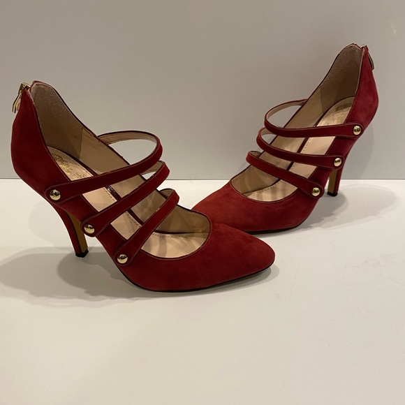 Burgundy 3” Vince Camuto bootie pumps with 3 straps and gold detailing - Picture 7 of 10
